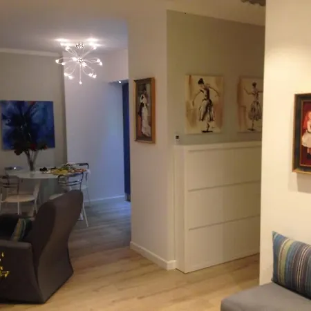 Lovely 2-bedroom With Hot Tub Apartment Tirana
